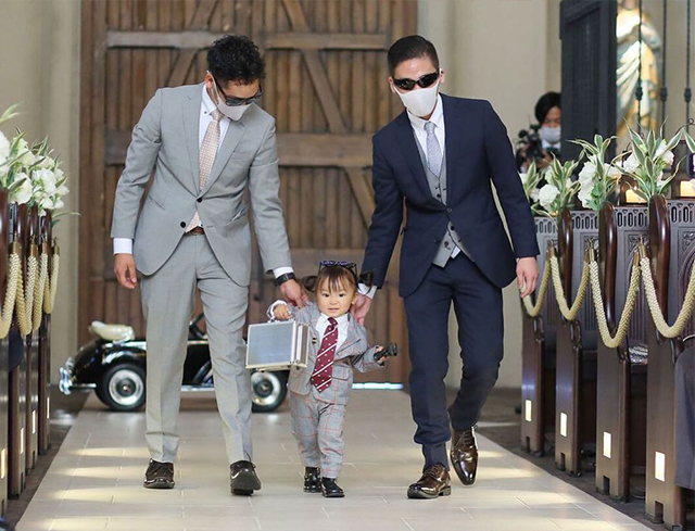 リングガール頑張ってくれてありがとう😭❤️, 階段の下まで迎えに行ってあげれば, 良かったなぁと見返す度に思う😂,こんなに成長した娘を見て急に寂しくなってきた🥺, 毎日沢山の幸せと癒しをありがとう🥺❤️❤️, ・, ・, ・, ・, ・,一歳ベビー生後14ヶ月パパと娘赤ちゃん赤ちゃんのいる生活赤ちゃんのいる暮らしベビーベビフルベビスタグラム