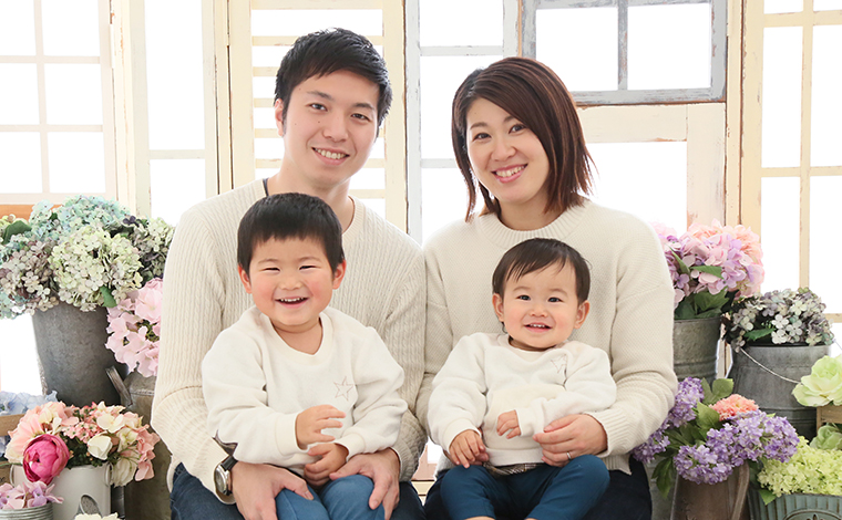 白シャツコーデで家族写真☆証明写真や記念写真、衣装レンタルなら岡山の吉森写真館へ