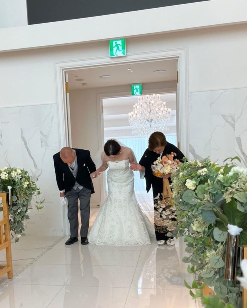 チャペル挙式での入場シーン*新郎さまの入場からお父さまとのバージンロードを歩くシーンまでぜひ参考にしてみてくださいね♪美花嫁図鑑farny ファーニー お洒落で可愛い花嫁レポが満載！byプラコレ