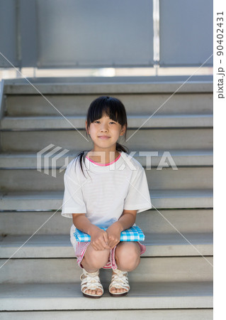 校門の前に立つ小学生女子2人 10626002814 の写真・イラスト素材アマナイメージズ