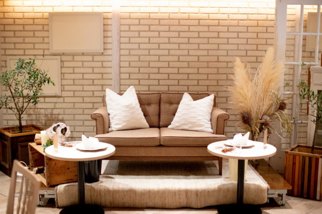 おしゃれな高砂ソファ♡結婚式人気コーディネート10選 今週のスタスナ omotte magazine fromANNIVERSAIRE記念日にまつわるマガジン