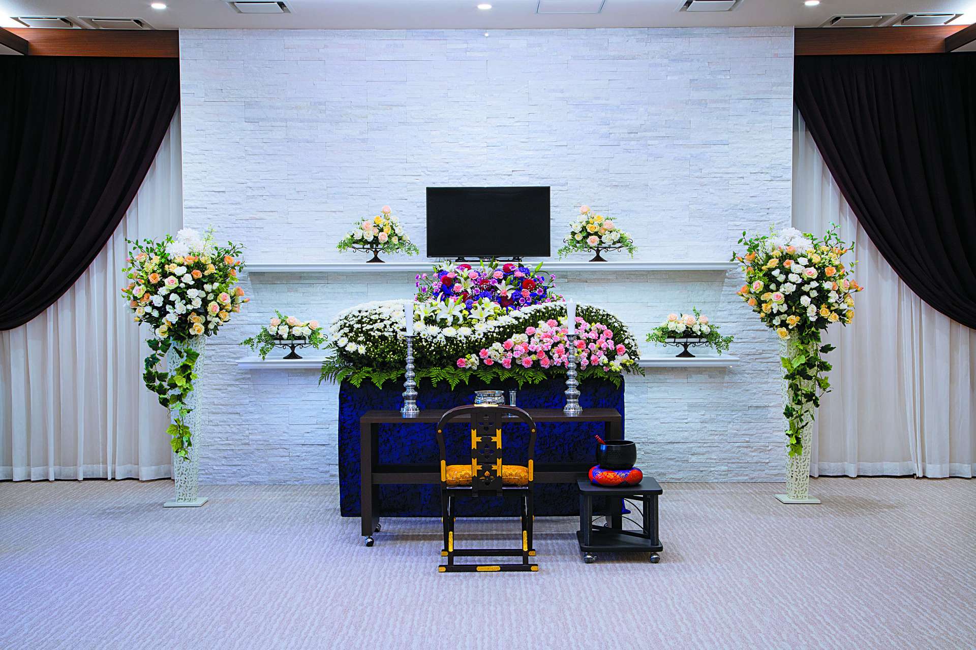 家族葬における祭壇の種類や相場、おすすめの花祭壇事例を紹介