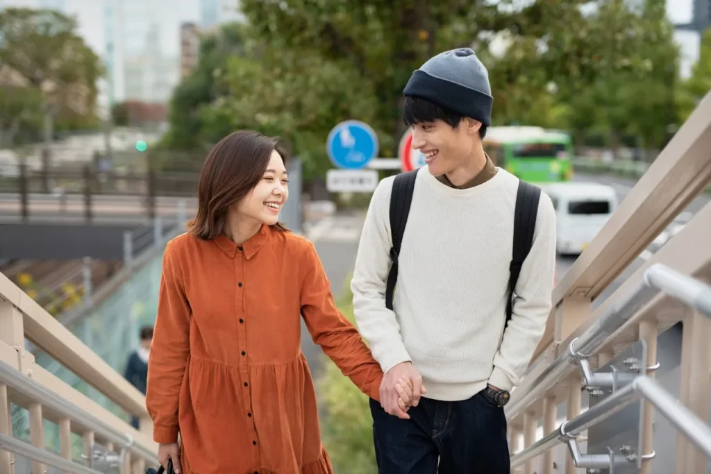 恋人繋ぎ つなぎ 」をする心理って？ 自然に手を繋ぐテクニックも解説