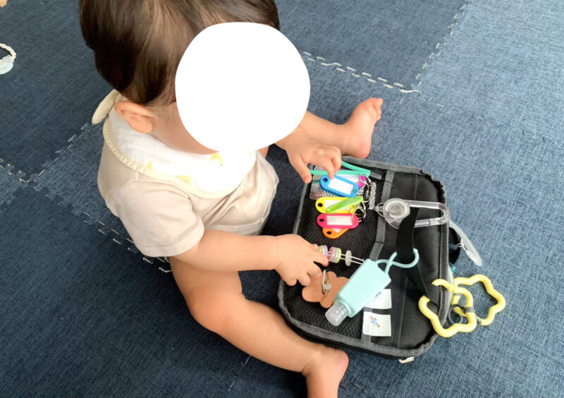 女性の手の運動能力の開発のための色のフリース製の子供のおもちゃ。プラスチック ビーズと白い木製の背景に人形でいっぱい黄色い魚フリース バッグします。 手作りおもちゃ。幸せな子供時代。の写真素材・画像素材 Image 65874917