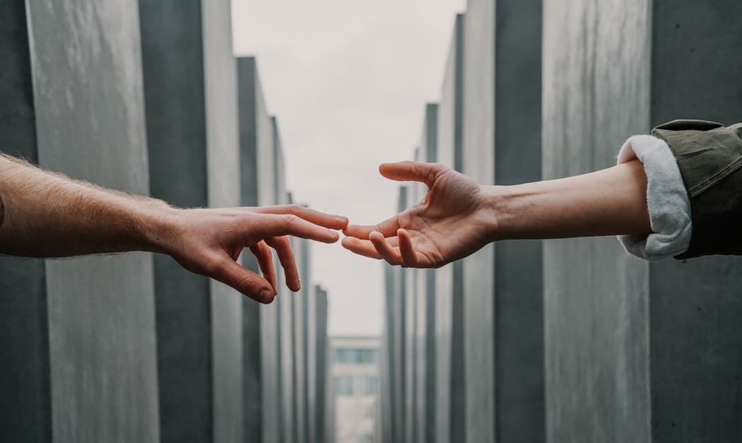 手をつなぐカップルの後姿 - 商用利用可能な写真素材・イラスト素材ならストックフォトの定額制ペイレスイメージズ