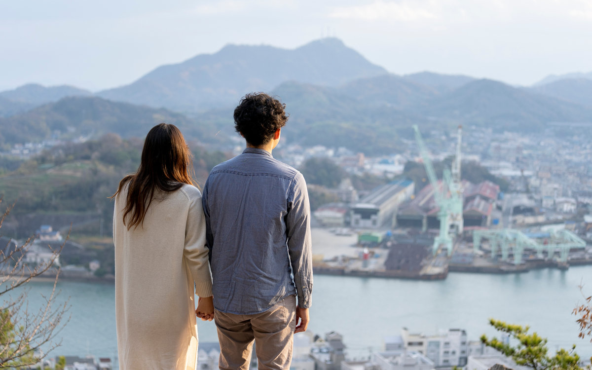 男女別 肩を組む心理大全集。関係別で変わる本音＆脈ありサインを解説！Smartlog