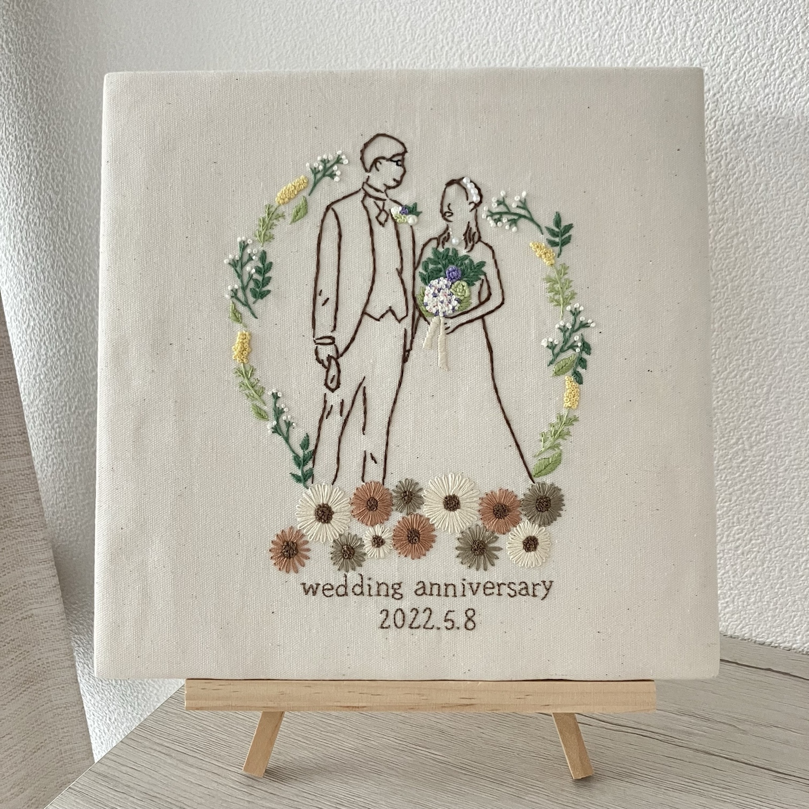 結婚祝いに贈られる、 weddingboardをお作りしました。 リクエストのガーベラと赤をメインに、 大人っぽいシックなカラーでまとめました。マーガレットは、結婚記念日の4 1の花🌼 信頼とか、真実の愛って花言葉があるみたいです。 結婚記念日にぴったり🥹🫶 今回眉毛や鼻