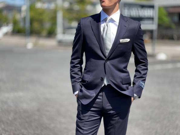 プロが教える結婚式のネイビースーツの着こなし術