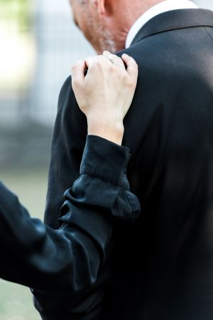 法事の服装は何を着る？七回忌は喪服？法要・男女別のマナーを解説はじめてのお葬式ガイド