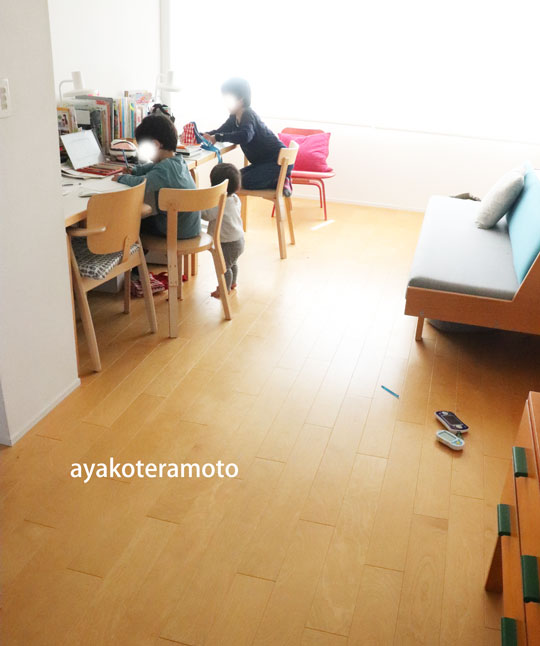 子供の食事イスに足置きを後付け。代用した意外なものとは