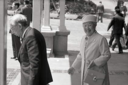 初版本！ 香淳皇后 : 昭和天皇と歩んだ二十世紀 - メルカリ