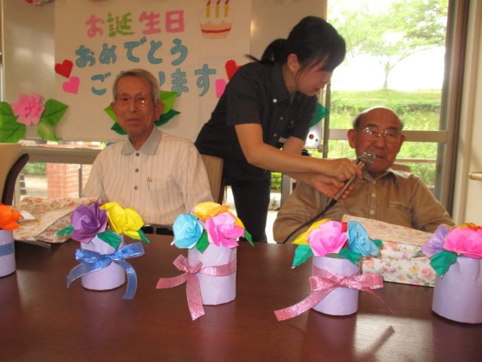 高齢者施設 誕生日 飾り付け 壁TikTok