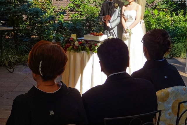 乾杯の挨拶って 誰に頼んだらいいの？結婚式の🥂乾杯の挨拶 スタンドな回答としては ゲストの中で、 主賓に次いで偉い方ですが、 実際のご披露宴では🌸会社の上司 🌸新婦の父 家族🌸お2人共通の友人 🌸姪っ子甥っ子さん 🌸新郎新婦お2人で など様々。 必ずしも