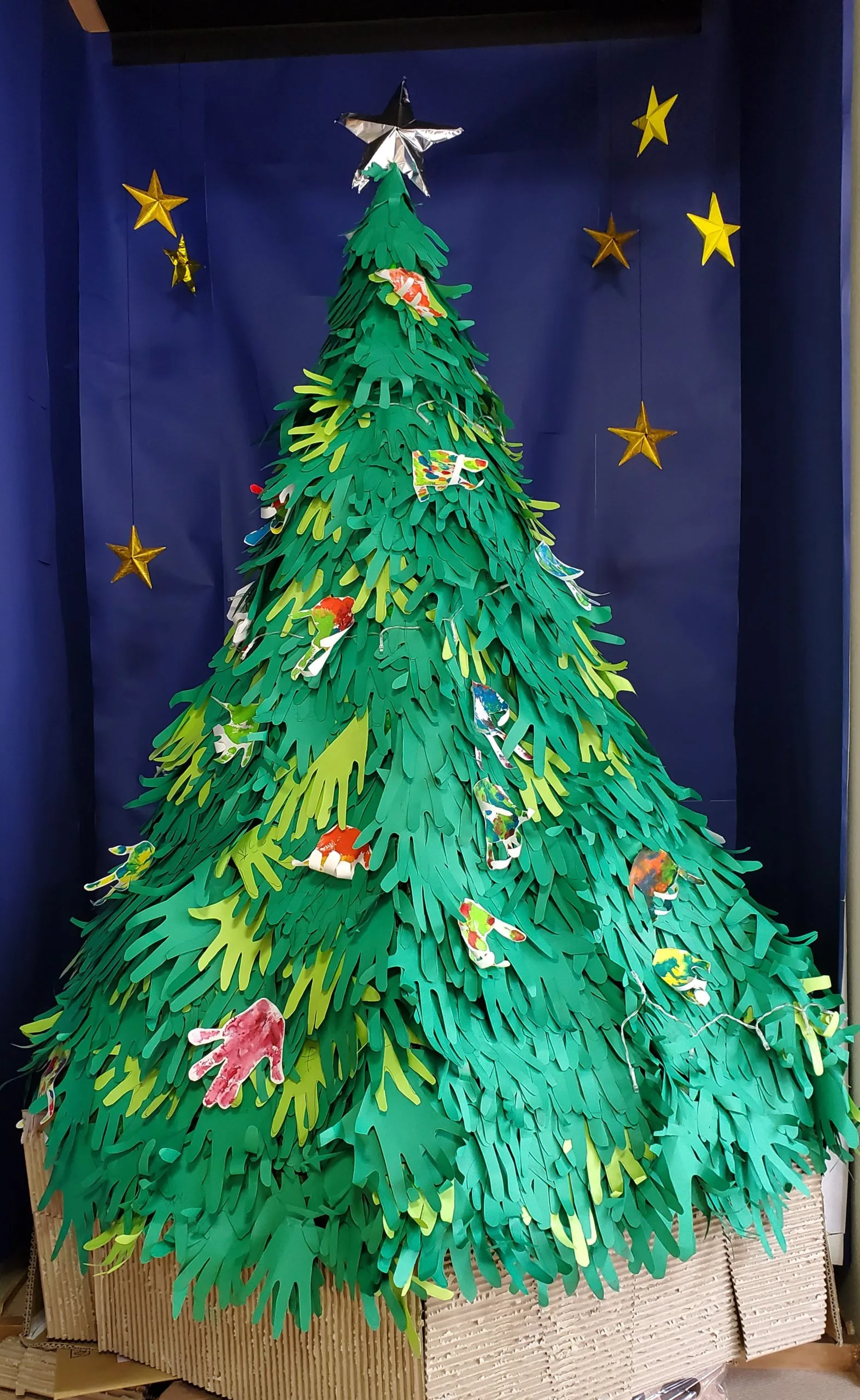 紙コップとモールを使った「クリスマスツリー」の製作アイデア保育士を応援する情報サイト 保育と暮らしをすこやかに ほいくらし