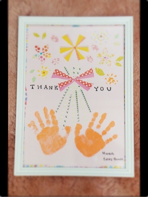 昨日は敬老の日でしたね。 今年はペタペタアートオリジナル台紙に兄妹でぺったんしてじいじばあばへのプレゼントを作りました。 長寿の象徴の鶴に加えて、亀も 手形で作りました。 写真を撮ったあとには空いているスペースに息子に好きなように描いてもらいました。まだ