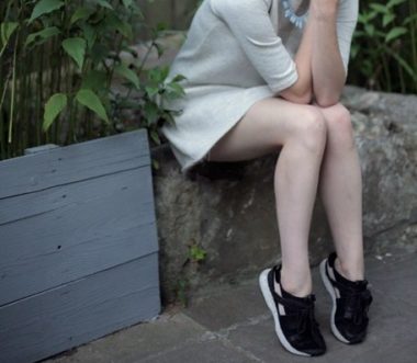 床・地べた」に座る生活はどう？姿勢・正しい座り方は？フローリングで痛い場合なども紹介！特集・コラム - ディノス