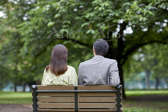 無料写真ジーンズとスニーカー姿でベンチに座るカップルパブリックドメインQ：著作権フリー画像素材集