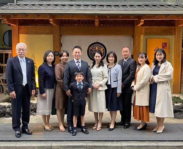 両家顔合わせ兄弟姉妹も招待する？しない？参加するメリットデメリット＆呼ぶ場合の席順など結婚準備ROOM