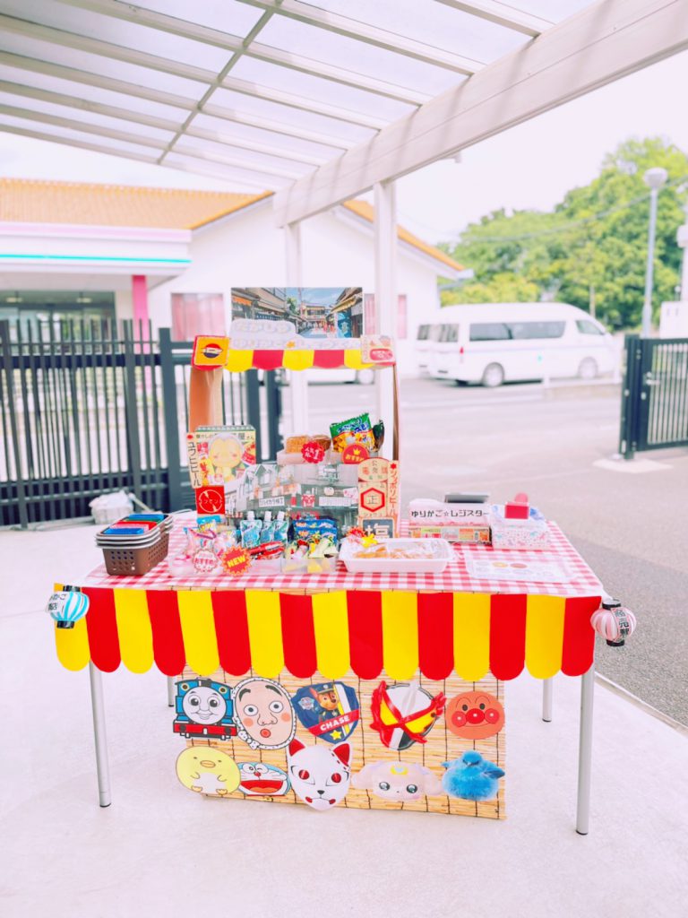 今日は駄菓子屋さんをやりました！ きな粉棒であったり、くじ引きで引く飴ちゃんだったり懐かしいお菓子も沢山🍬今回は3年生と4年生が店員を頑張ってくれました😽 次は1年生や2年生も挑戦できるかなあ学童保育いしがみ児童クラブ駄菓子屋さんごっこ藤沢学童