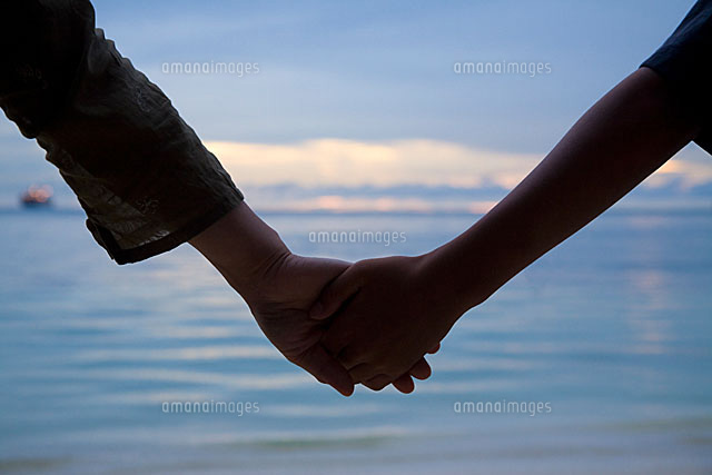 手を繋ぐの写真素材写真素材なら「写真AC」無料 フリー ダウンロードOK