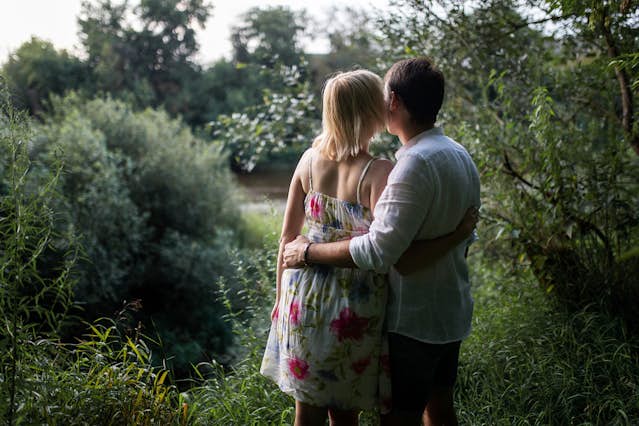 腰に手を回す男性心理とは。ただのスキンシップではない？恋ヲタク