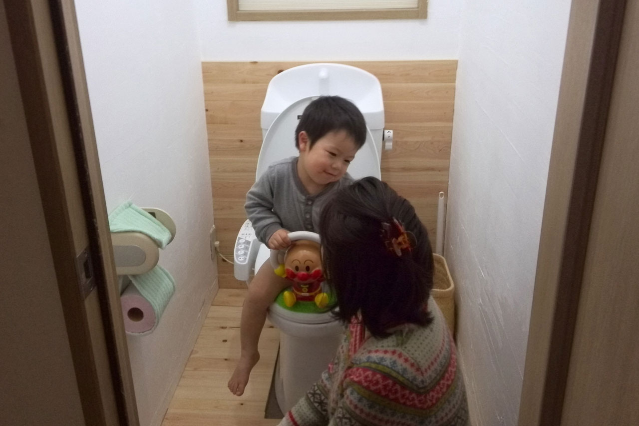男の子のトイレは立って？座って？両方覚えるべき理由・やり方を徹底解説！ 尿はね対策