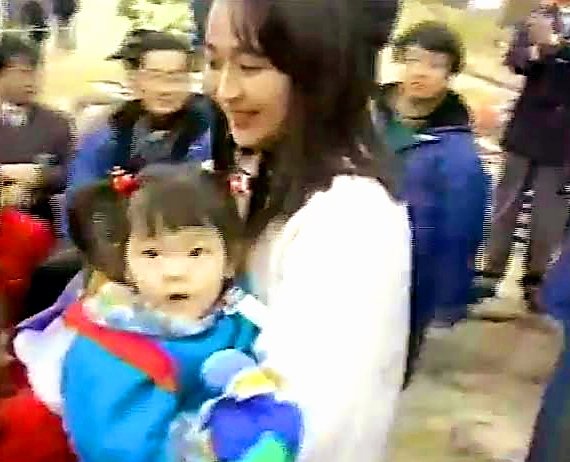 鈴木愛理、20年ぶり再会の“母親”と笑顔満開ショット 成長した姿に母感激「すっかりレディに！」「会えた会えた」 1 2ねとらぼ