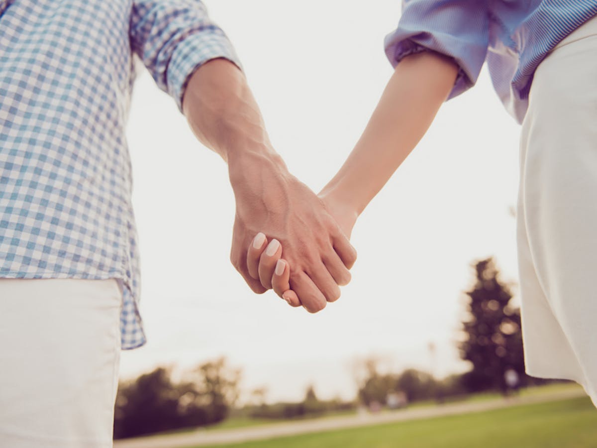 草原で手をつなぎ走るカップル 20027001279 の写真・イラスト素材アマナイメージズ