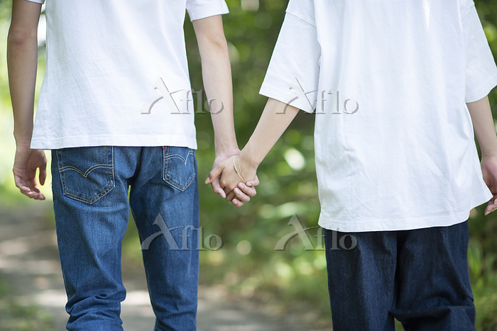 手をつないで歩いている恋人たち。愛するカップルの手が春の街を歩く。お気に入りの場所に歩いて素晴らしい天気。夏の恋。スローモーション100fps2.8k」の動画素材 ロイヤリティフリー 1091641003Shutterstock