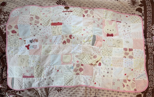 サイズアウトしたベビー服をリメイクして、世界にひとつのブランケットに - KATAKULI-札幌で、ベビーキッズママの布小物や洋服 をハンドメイドしています