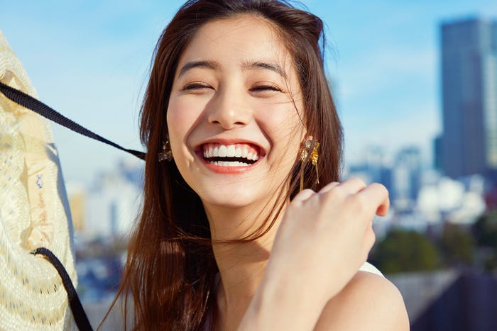 新木優子の笑顔がハジける“彼女感”カット初公開「親密な距離感」オリコンニュース ORICON NEWS