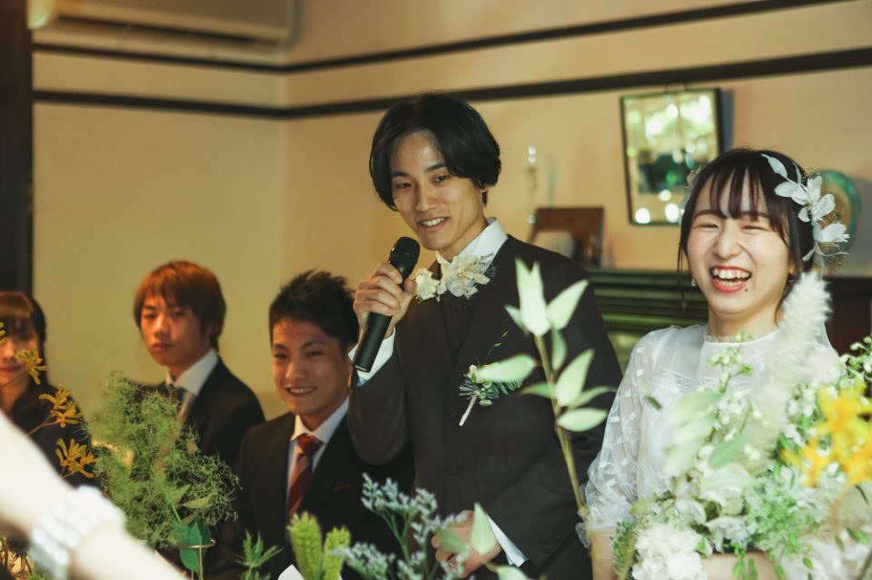 感動の謝辞笑いあり涙あり二人の子供に生まれて本当に良かった最高の結婚式 結婚式の結びの挨拶、新郎の謝辞。ご家族ご兄弟、そしてゲストの皆さまへの感謝と、新婦への愛が伝わる、 笑いあり涙ありの、愛あふれるスピーチでした。「アボジ、オモニ、二人の子供に生まれて本当に良かった。 責任感が強くて、何でもお手本な親父愛情に溢れてて、どんなことにも笑顔で応援してくれるオモニ