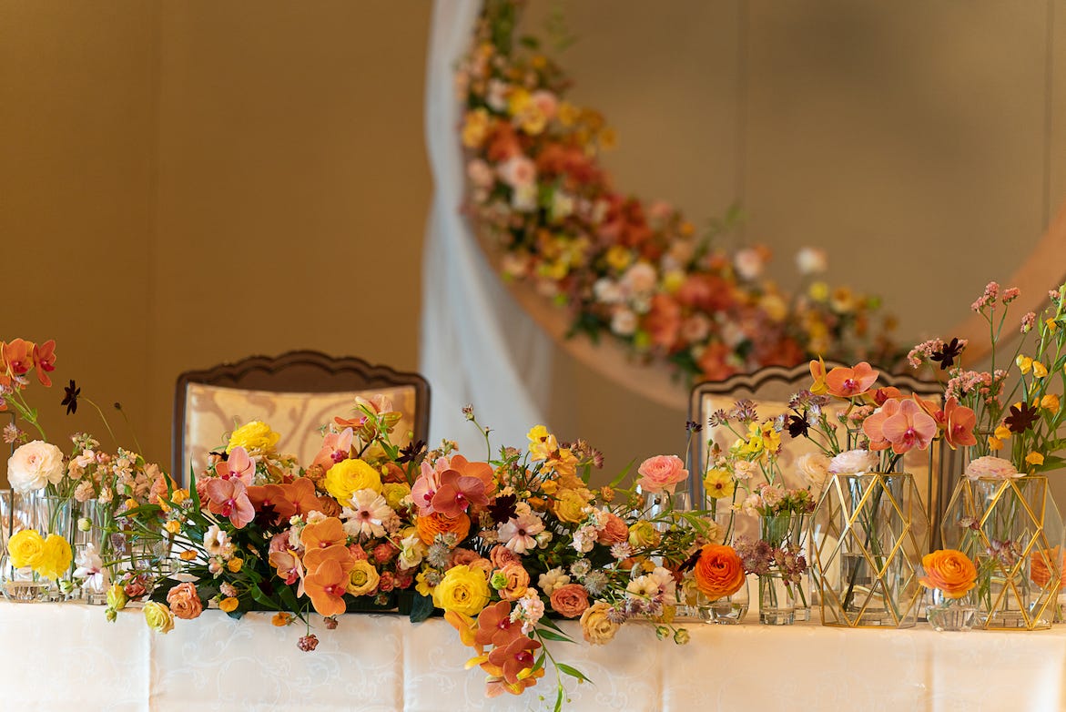 おしゃれなテーブル装花実例33選！コスパよく華やかに見せるアイデアも紹介結婚ラジオ結婚スタイルマガジン