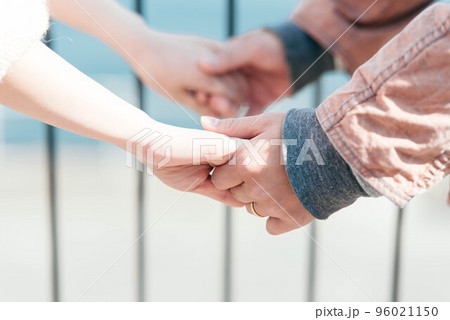 手を繋ぐカップル - 商用利用可能な写真素材・イラスト素材ならストックフォトの定額制ペイレスイメージズ