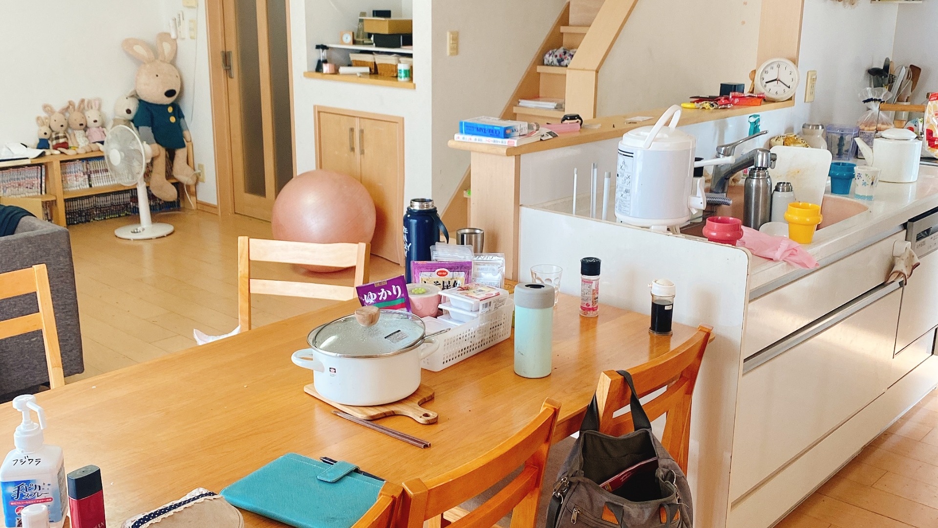 二歳児がいてもリビングが散らからない仕組みSMALL SPACES: 狭くても快適に