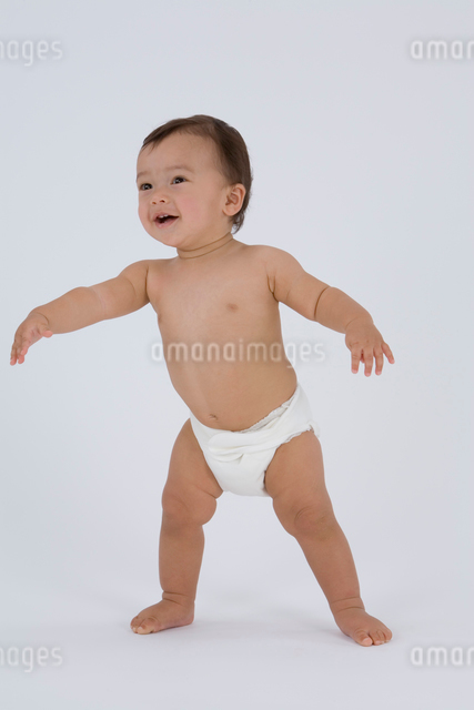 オムツ姿の赤ちゃん - No: 4175746写真素材なら「写真AC」無料 フリー ダウンロードOK