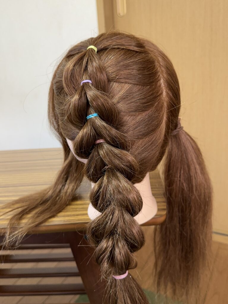 編み込み風ツインテール♡ ⁡ 編み込みが苦手なママでも 三つ編みだけで可愛いツインテール❤️ ⁡ 是非ぜひ試してみてください✨ ⁡ ⁡3歳 4歳 5歳 6歳 7歳女の子ヘアアレンジ女の子ヘアセルフヘアアレンジキッズヘア子供アレンジキッズヘアアレンジキッズ