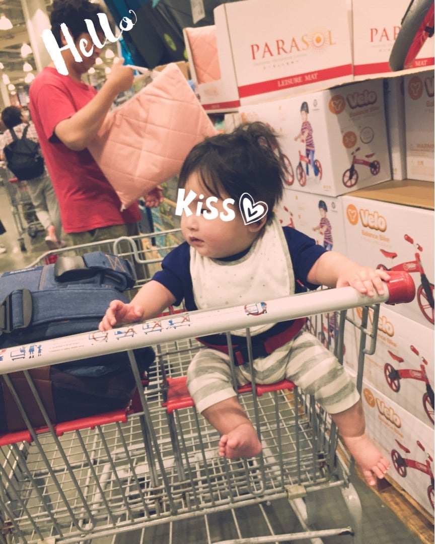 コストコ🛒カートデビュ🛒✨ ちょっと大きいけど座れるかな？と試したら少しグラつくけど、固定ベルトでしっかり留めたらgood🥴👍✨買い物中は終始無言でキョロキョロ🙄 お会計はひとりでお利口に並んでる🛒🛒🛒コストココストコベビー連れ生後8ヶ月生後8ヶ月