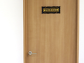 WS111 木製 サインプレート KIDS ROOM 子供部屋 キッズルーム 90×90mmドアプレートドアサインウッド木製ドアプレート サインプレート表札おしゃれ - signjapan