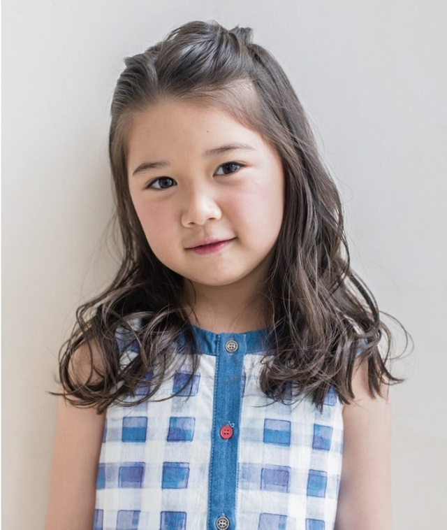 ふわふわハーフアップ🌼, 編み込みとか三つ編みのコツも書いてるから, ぜひ動画内のコメント読んでみてね📝,2歳さんのヘアアレンジ ,ヘアアレンジ ,女の子ヘア ,キッズヘアアレンジ,片編み込み,編み込み ,ハーフアップ