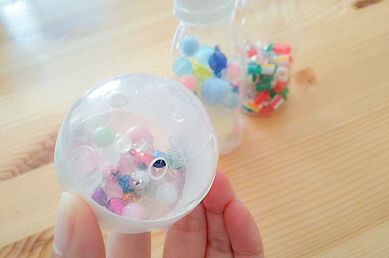 100円グッズで作る赤ちゃん玩具；つかんで遊ぶアクティビティボード - インスピ