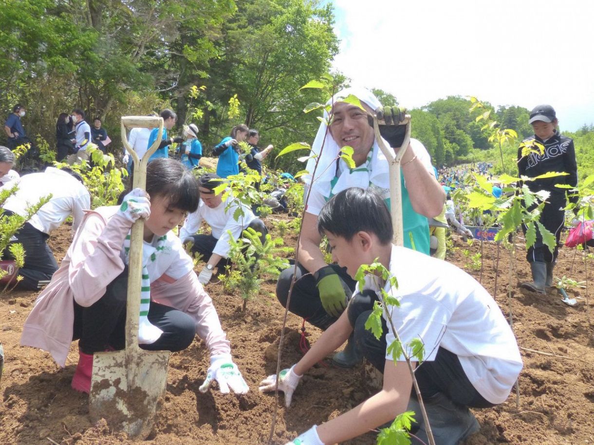 市川團十郎、“甘えてくる”長女・麗禾とほほえましい親子ショット 中学休みの朝→のんびり→「麗禾乗っかってきた」オリコンニュース ORICONNEWS