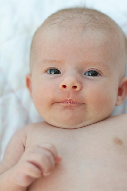 白人の赤ちゃんのポートレート - コンセプトのストックフォトや画像を多数ご用意 - コンセプト, シンプルな暮らし, ベッド - iStock