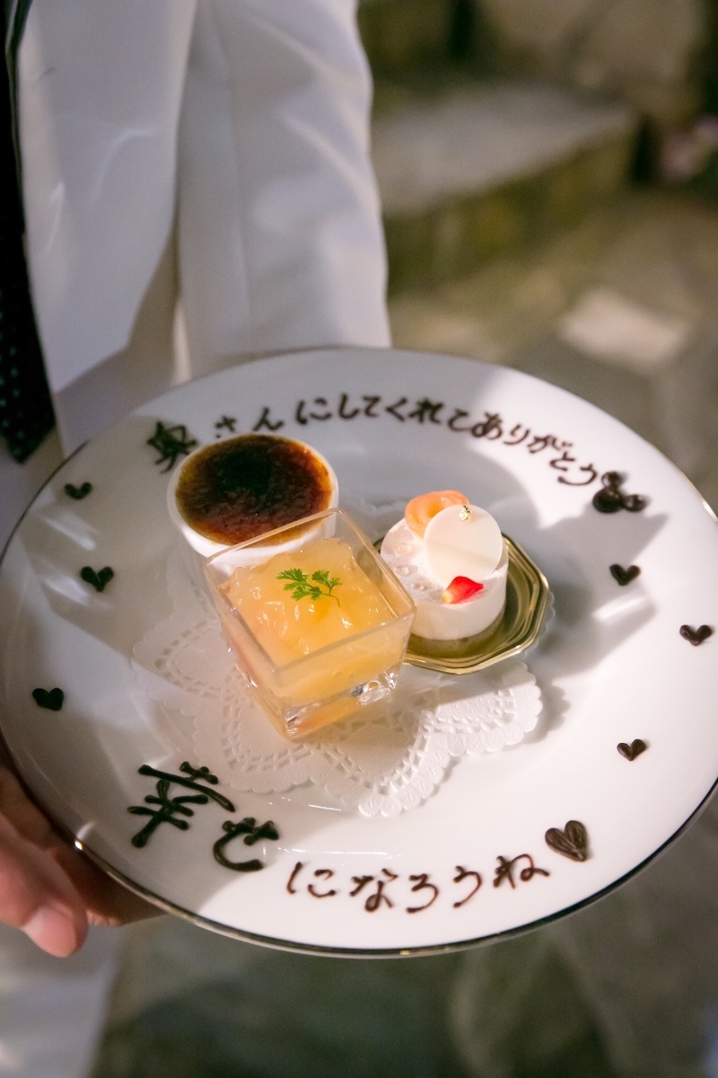 ウェディングケーキのメッセージプレート♡感謝の伝え方アイデア6選 今週のスタスナ omotte magazine fromANNIVERSAIRE記念日にまつわるマガジン