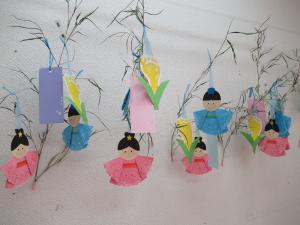 こんばんは！わたこ先生です☆ . 本日は、 0・1歳児向け☆七夕製作のご紹介です☆ スイカカラーが可愛い七夕飾りです🍉♥︎ .製作内容①指スタンプを押す ②各パーツを貼る 髪の毛、目、口※作り方ページの保育者の準備、援助→保 と記載しております 画像5・6枚目