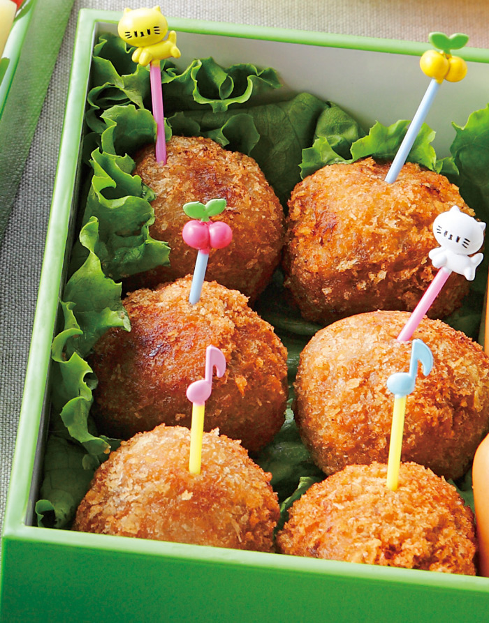 幼稚園のお弁当つくるよ♩ 今日はさんびきのこぶたべんとう🐷 ♡ part1はおかず作りをしています！ 続いて投稿する part2ではお弁当詰めてます🌼おかずは簡単に作れる息子の好物を入れています‼︎ それでは、スタート♩ 🏷年少さん弁当年少弁当ようちえんべん