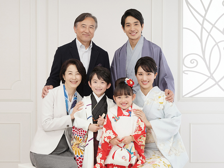 家族写真は自然でラフな雰囲気がトレンド！おしゃれなコーデ例を紹介写真館スタジオアリス写真スタジオ・フォトスタジオ