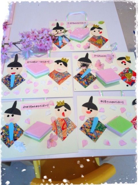 志木園0.1歳児 ひな祭り製作の様子です。 3月3日のひな祭りに向けて、雛人形製作をしました。市内のギャラリーに行って吊るし雛をみては、眼をキラキラさせて興味津々で見つめていたり、お部屋に戻っては「明かりをつけましょ、ぼんぼりにー♬」と、うれしい