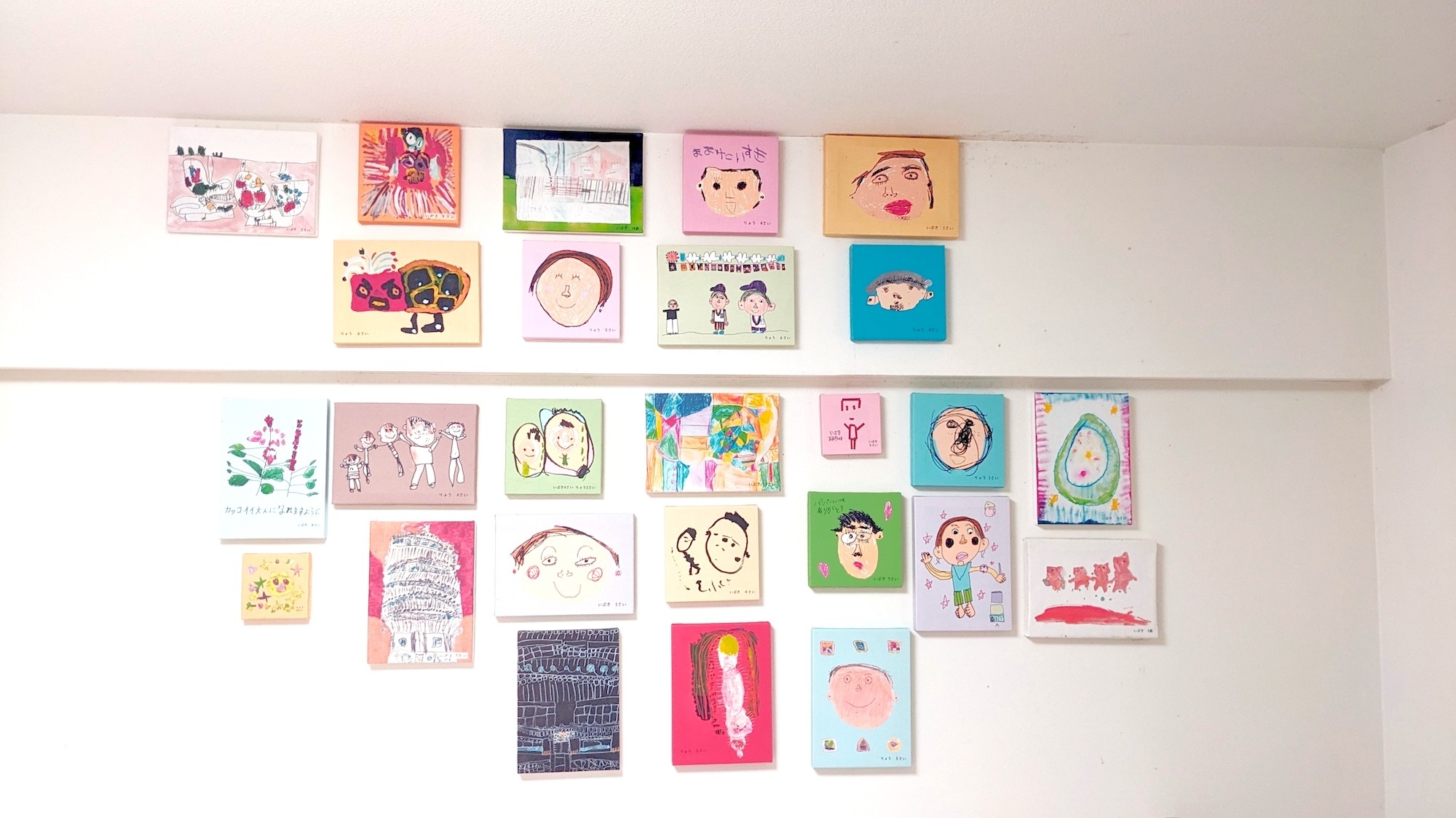 息子の作品展示スペース🖍 作品も壁も傷つけず、作品を壁に貼り付けるため使っているのは粘着ゴム。すっきり飾れて簡単綺麗に付け外しできます♩以前住んでいたのは賃貸、今住んでいる家はコンクリート壁に囲まれていて、どちらも壁に写真など飾りづらく、色々な工夫をし