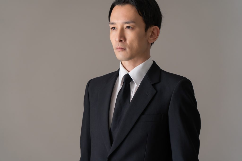 法事の「平服」とは？正しい服装マナーと避けるべき服装を解説終活相続ナビ